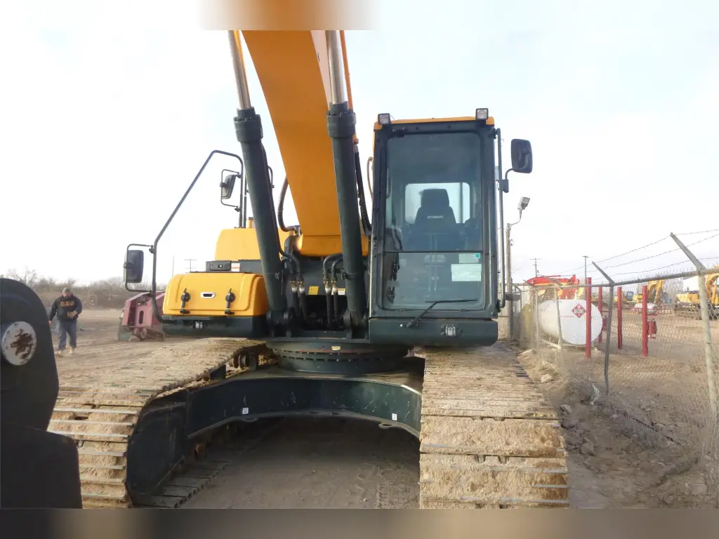 HYUNDAI excavator for sale in Homs, HYUNDAI HX300Ls model 2017, located in Homs. The best site for selling trucks and heavy equipment in Syria
