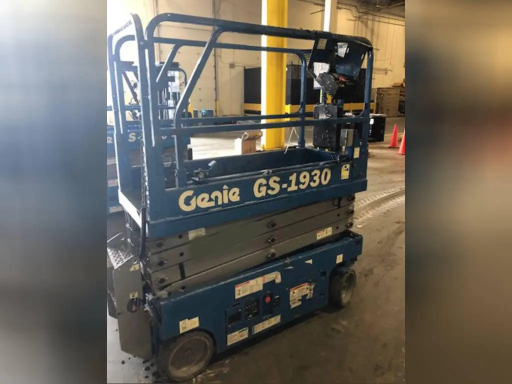 GENIE scissor lift for sale in Damascus, GENIE 1930s model 2015 located in Damascus, the best site for selling trucks and heavy equipment in Syria