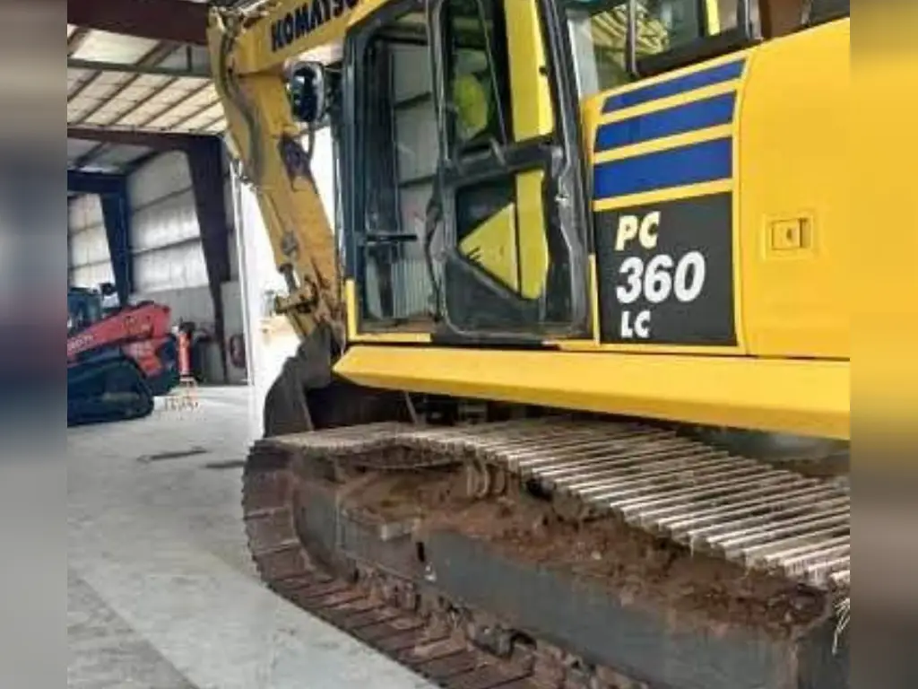 Komatsu excavator for sale in Damascus, Komatsu PC360LC 2020 model located in Damascus, the best site for selling trucks and heavy equipment in Syria