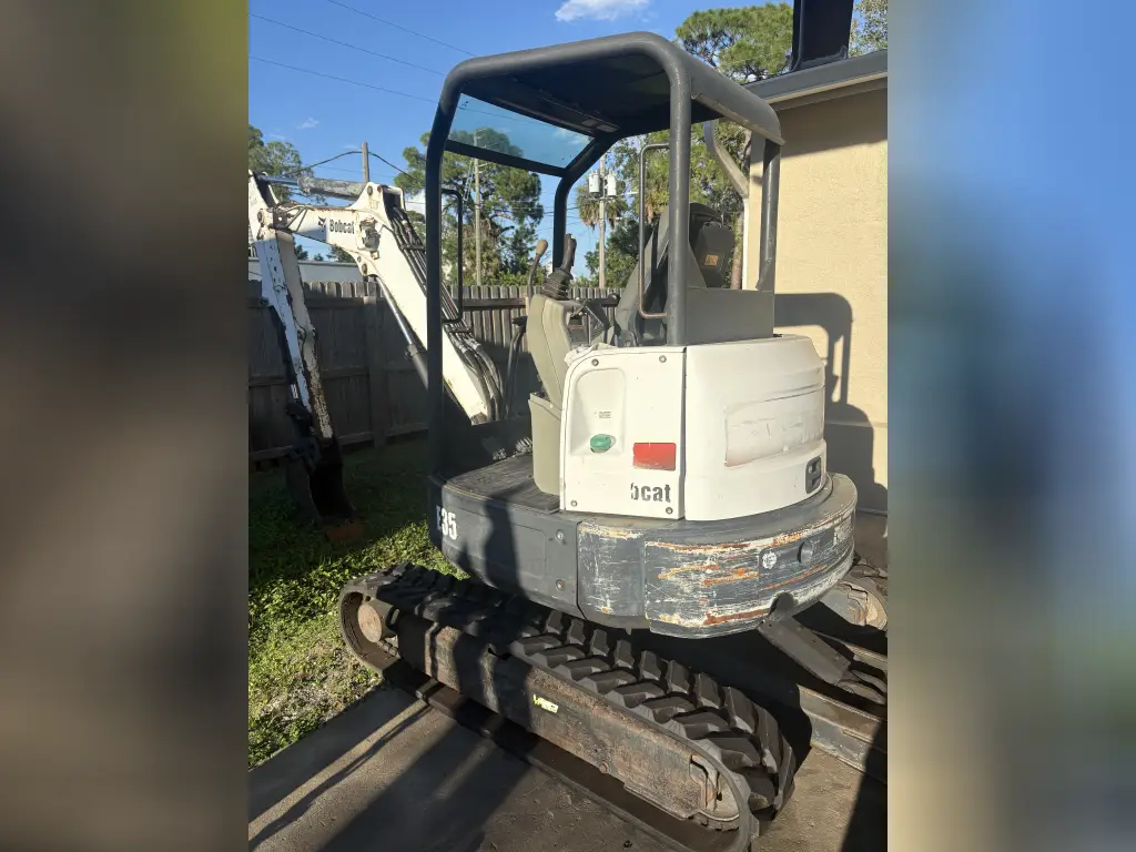 حفار BOBCAT للبيع في دمشق, BOBCAT 35s موديل 2014 تواجد دمشق, أفضل موقع لبيع الشاحنات والمعدات الثقيلة في سوريا