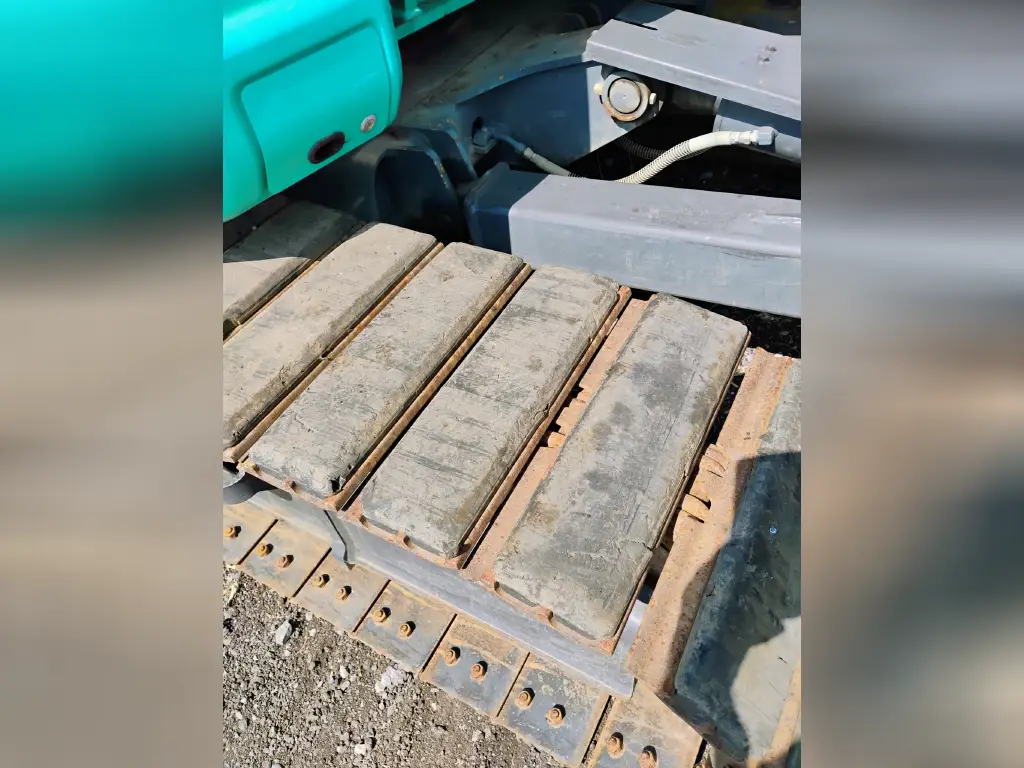 Kobelco excavator for sale in Damascus, Kobelco 25, model 2015, located in Damascus. The best site for selling trucks and heavy equipment in Syria.