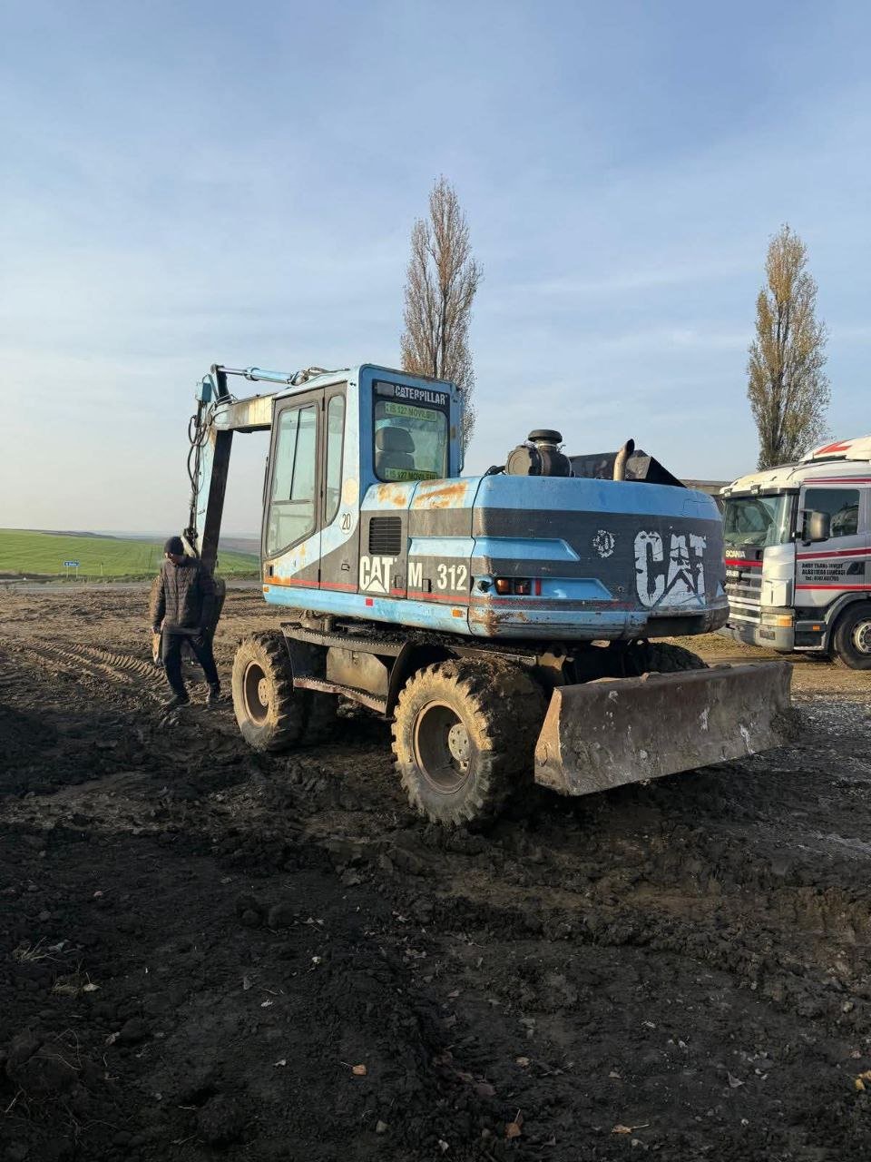 Caterpillar Excavator for sale in Damascus, Caterpillar 312 model 2000 located in Damascus, the best site for selling trucks and heavy equipment in Syria