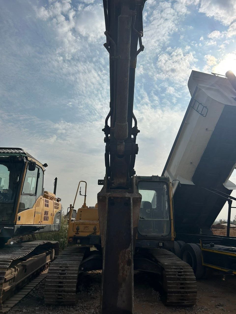 Volvo excavator for sale in Damascus, Volvo 210 model 2006 located in Damascus, the best site for selling trucks and heavy equipment in Syria