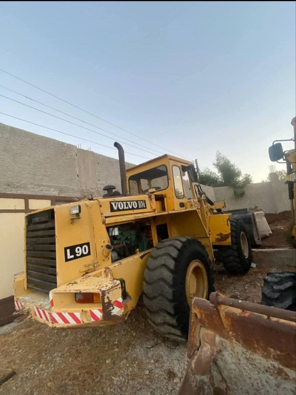 لودر فولفو للبيع في دمشق, فولفو L90 موديل 1991 تواجد دمشق, أفضل موقع لبيع الشاحنات والمعدات الثقيلة في سوريا