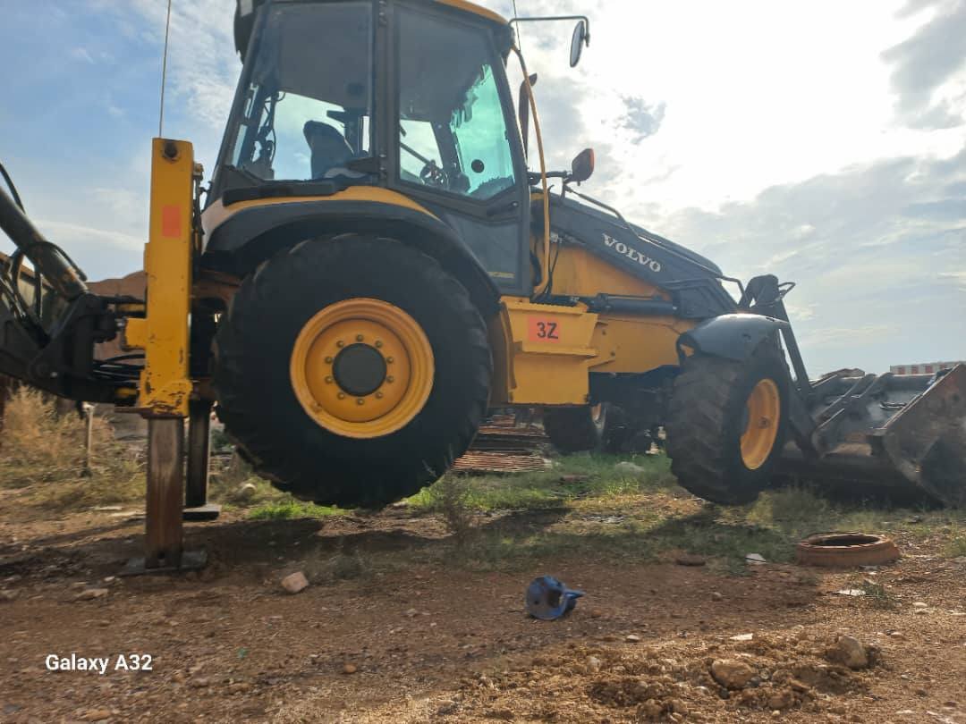 VOLVO BL71 Backhoe Loader For Sale in Hama, Newly Imported, Excellent Condition, Ready to Work