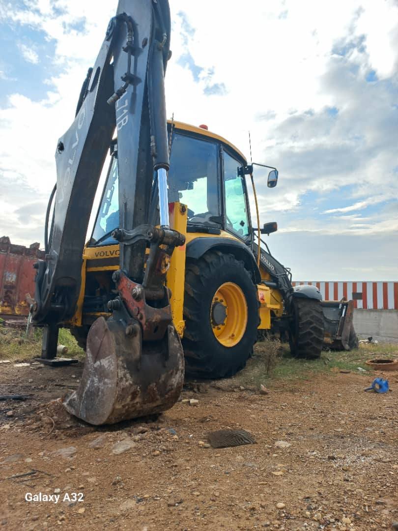 VOLVO BL71 Backhoe Loader For Sale in Hama, Newly Imported, Excellent Condition, Ready to Work
