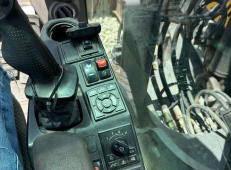 VOLVO Excavator for sale in Idlib, VOLVO ECR235EL, 2017 model, located in Idlib, the best site for selling trucks and heavy equipment in Syria