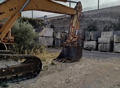 Komatsu excavator for sale in Idlib, Komatsu PC400 model 1986 located in Idlib, the best site for selling trucks and heavy equipment in Syria