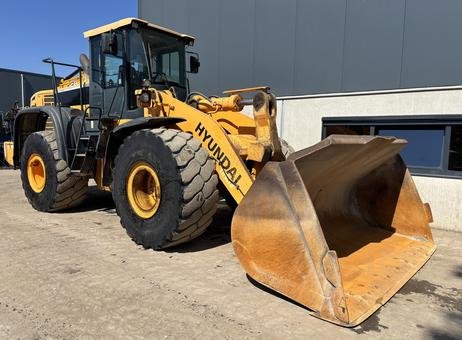 Hyundai loader for sale in Idlib, Hyundai HL770 model 2014 located in Idlib, the best site for selling trucks and heavy equipment in Syria