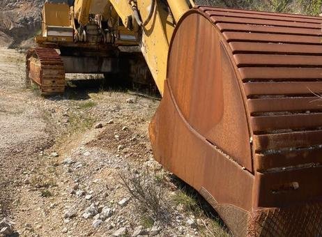 LIEBHERR excavator for sale in Idlib, LIEBHERR 984 model 1999 available in Idlib, the best site for selling trucks and heavy equipment in Syria