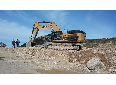 CAT excavator for sale in Idlib, CAT 365 model 2007 located in Idlib, the best site for selling trucks and heavy equipment in Syria