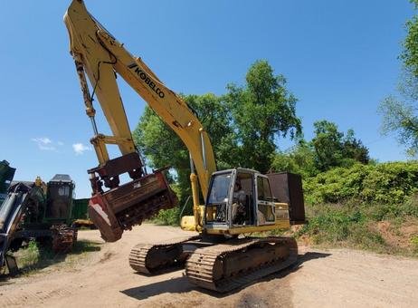 حفار Kobelco للبيع في ادلب, Kobelco SK200 موديل 1998 تواجد ادلب, أفضل موقع لبيع الشاحنات والمعدات الثقيلة في سوريا