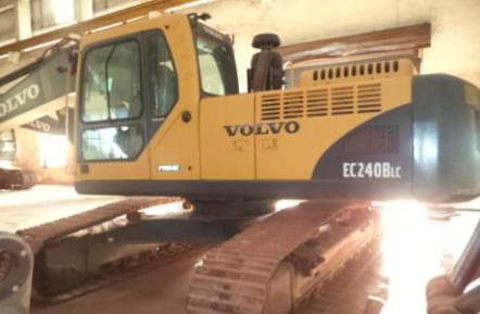 حفار Volvo للبيع في ادلب, Volvo EC240BLC موديل 2010 تواجد ادلب, أفضل موقع لبيع الشاحنات والمعدات الثقيلة في سوريا
