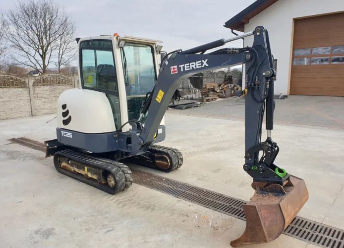 Terex excavator for sale in Homs, Terex TC25 model 2015 located in Homs, the best site for selling trucks and heavy equipment in Syria