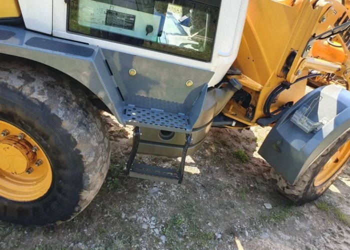 Liebherr loader for sale in Homs, Bobcat 506 model 2008 located in Homs, the best site for selling trucks and heavy equipment in Syria