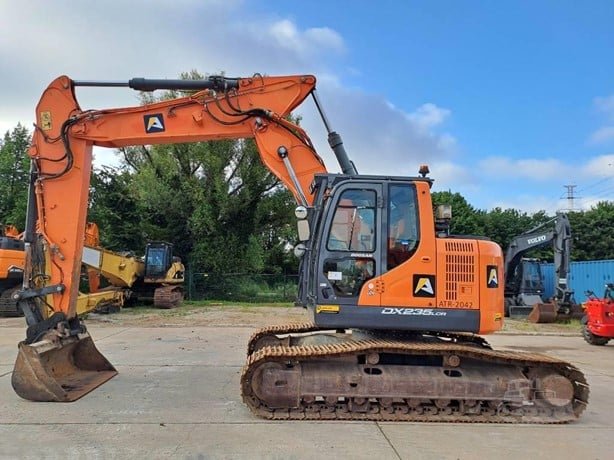 DOOSAN excavator for sale in Homs, DOOSAN DX235 model 2016 located in Homs, the best site for selling trucks and heavy equipment in Syria