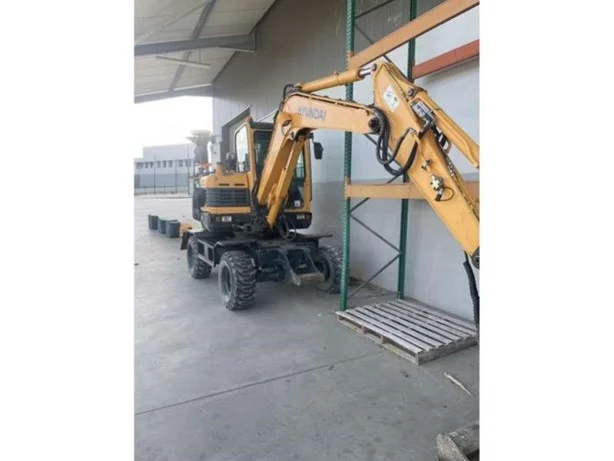 HYUNDAI Excavator for sale in Damascus, HYUNDAI 55W, 2016 model, located in Damascus, the best site for selling trucks and heavy equipment in Syria