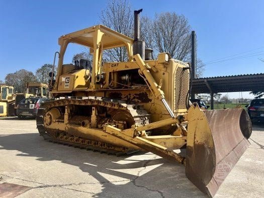 CATERPILLAR bulldozer for sale in Homs, CATERPILLAR D6D, 1986 model, located in Homs, the best site for selling trucks and heavy equipment in Syria