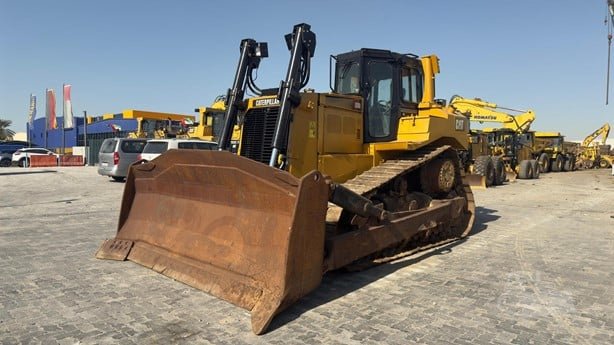 CATERPILLAR bulldozer for sale in Homs, CATERPILLAR D8R model 2016 located in Homs, the best site for selling trucks and heavy equipment in Syria