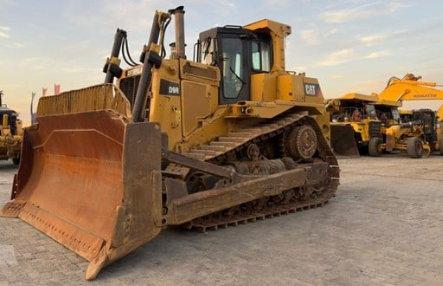 CATERPILLAR bulldozer for sale in Homs, CATERPILLAR D9R, 2018 model, located in Homs, the best site for selling trucks and heavy equipment in Syria