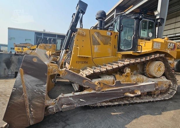 CATERPILLAR bulldozer for sale in Homs, CATERPILLAR D8 model 2019 available in Homs, the best site for selling trucks and heavy equipment in Syria