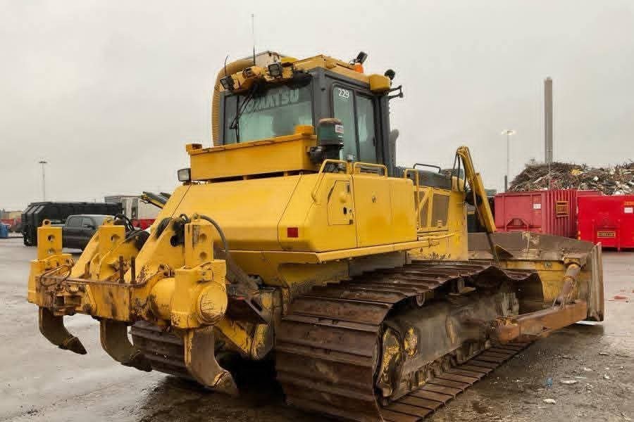 Komatsu bulldozer for sale in Idlib, Komatsu D65PXi-18 model 2010 available in Idlib, the best site for selling trucks and heavy equipment in Syria