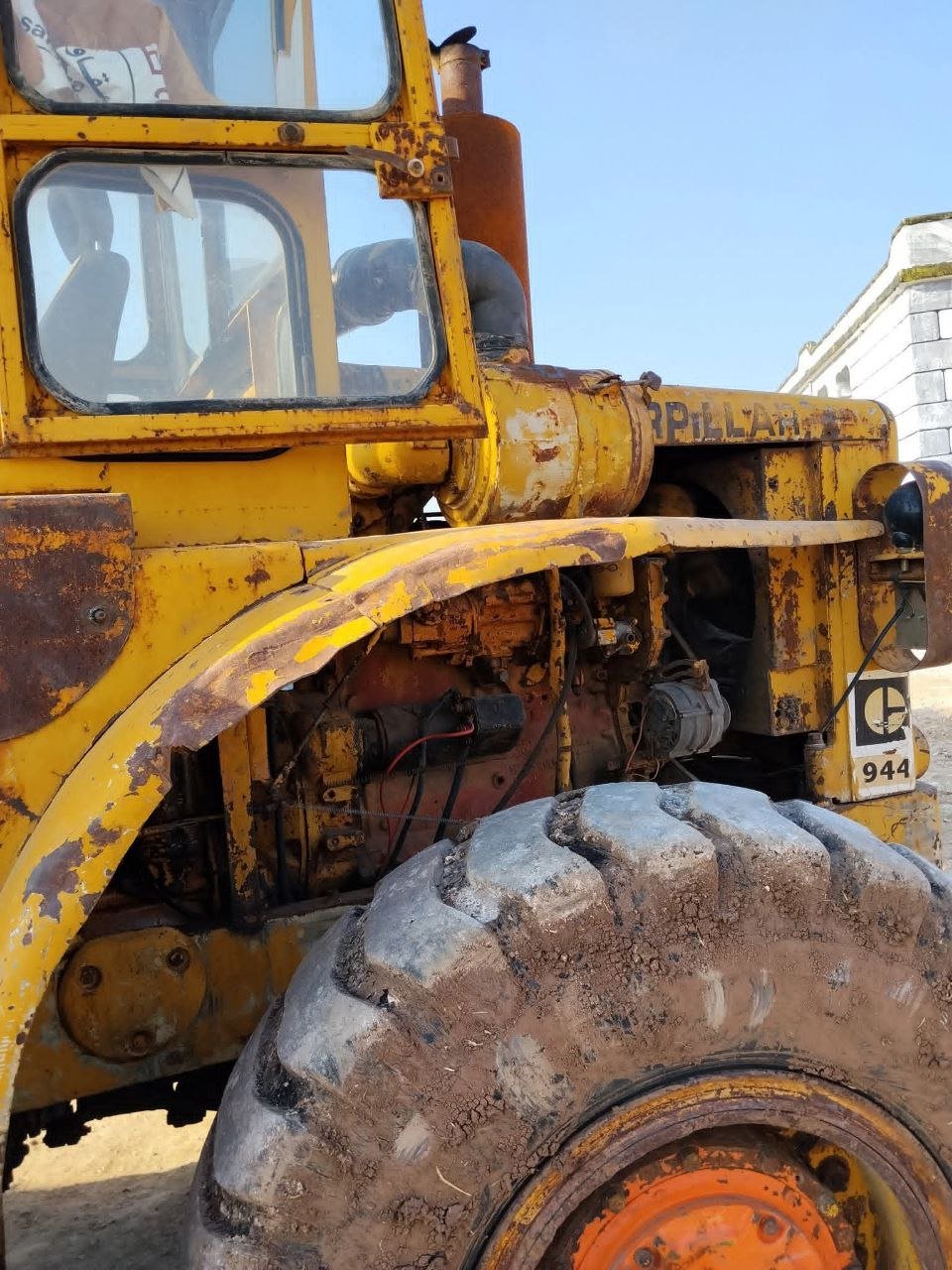 Loader Caterpillar for sale in Idlib, Caterpillar 44 model 2002, located in Idlib, the best site for selling trucks and heavy equipment in Syria
