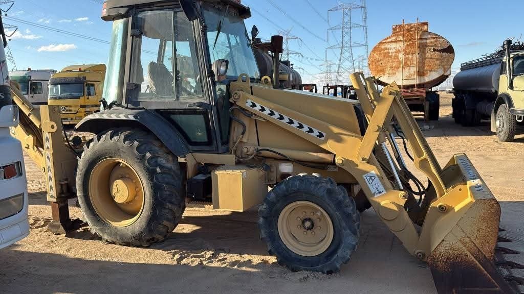 JCB loader for sale in Idlib, JCB 410 model 2000, located in Idlib, the best site for selling trucks and heavy equipment in Syria