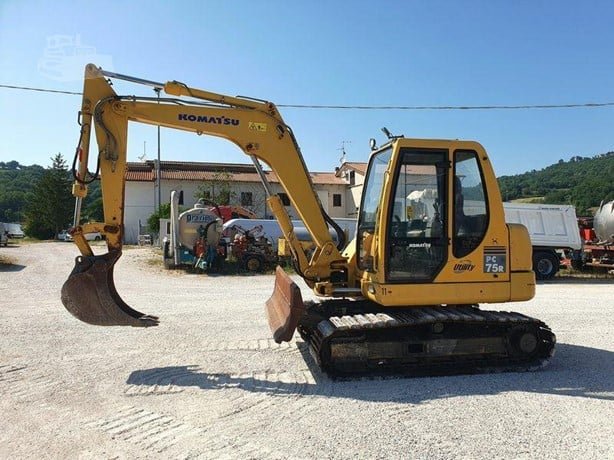 KOMATSU excavator for sale in Idlib, KOMATSU PC75, 2005 model, located in Aleppo, the best site for selling trucks and heavy equipment in Syria