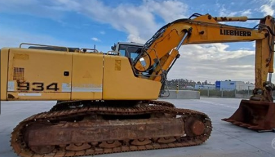 LIEBHERR excavator for sale in Aleppo, LIEBHERR R934CHDS model 2008, located in Aleppo, the best site for selling trucks and heavy equipment in Syria