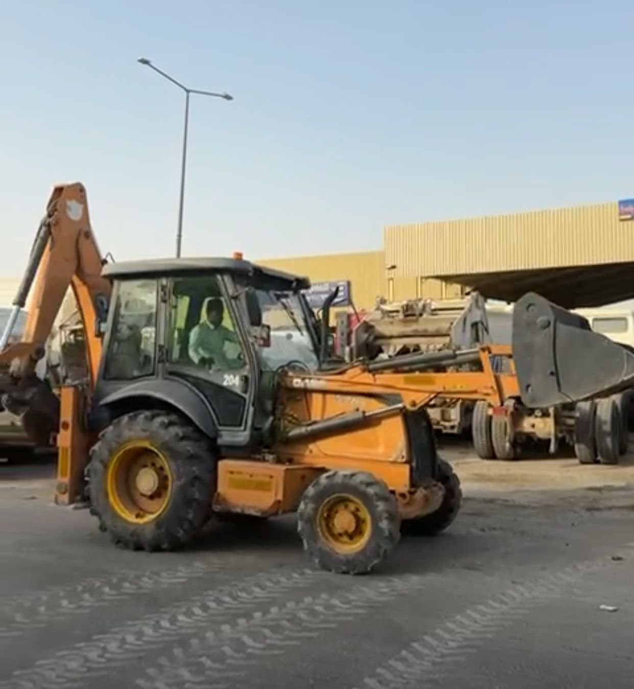 حفار عقرب تركس جي سي بي للبيع في سورية, باكر عقرب نوع 3 سي اكس , موديل 2015, متوفر منه معدتان, يوجد فيديو