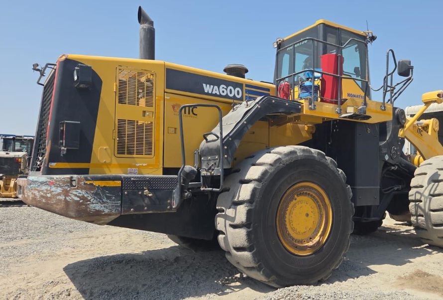 KOMATSU loader for sale in Damascus, KOMATSU WA600, 2018 model, located in Damascus. The best site for selling trucks and heavy equipment in Syria.