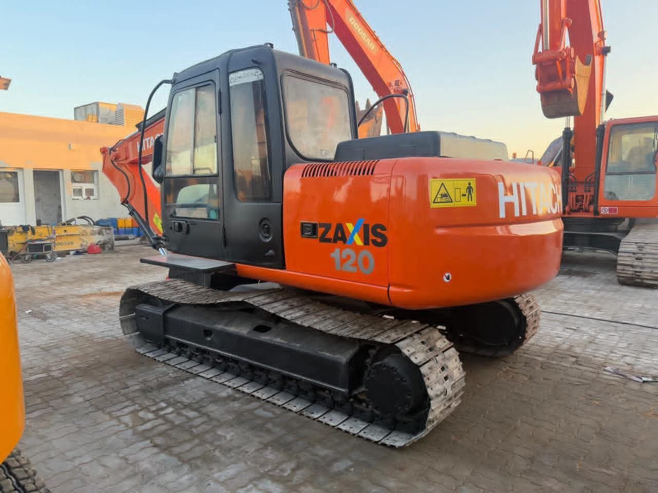 حفار هيتاشي للبيع في ادلب, هيتاشي ZX120 موديل 2015 تواجد ادلب, أفضل موقع لبيع الشاحنات والمعدات الثقيلة في سوريا