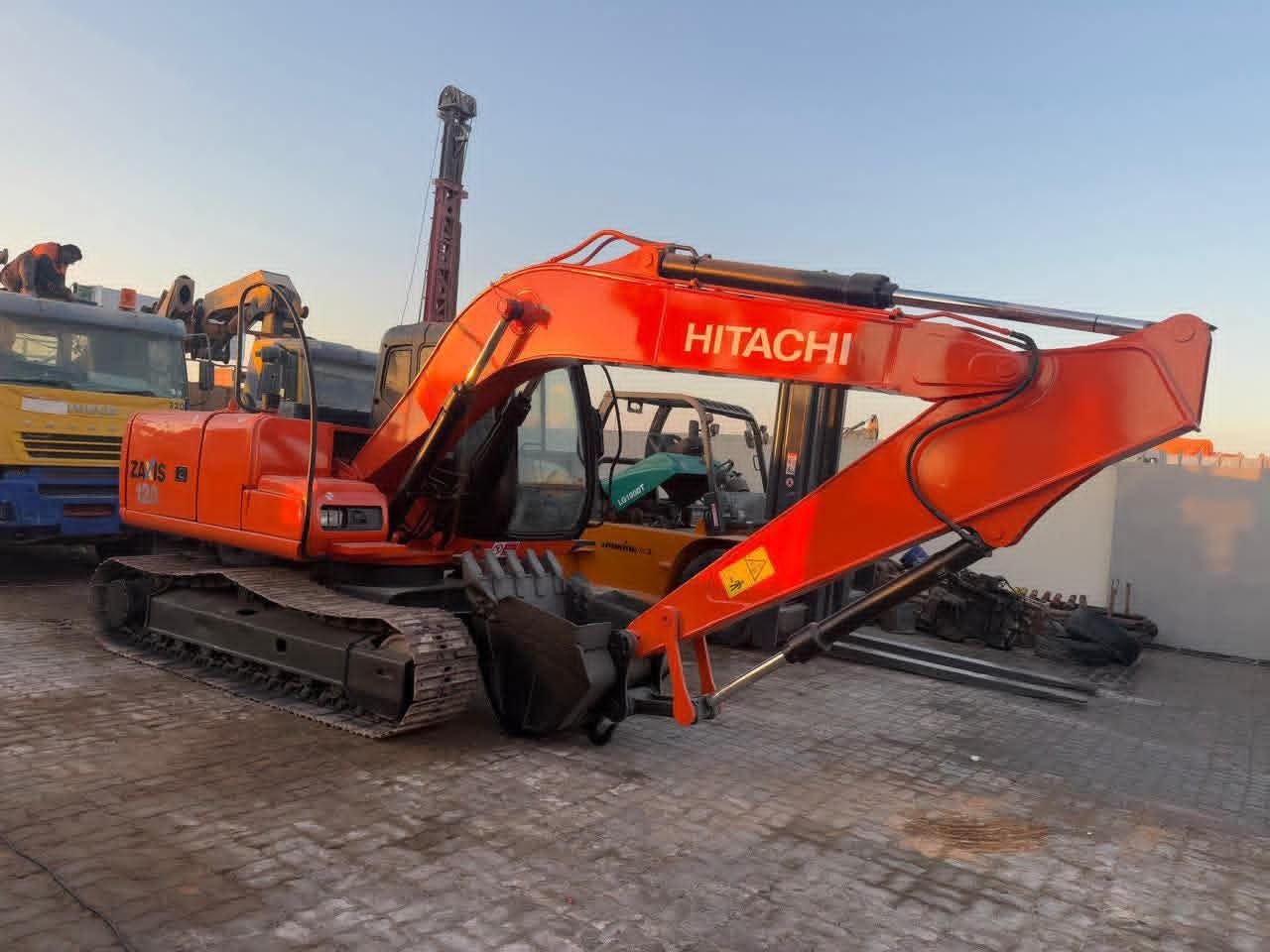 حفار هيتاشي للبيع في ادلب, هيتاشي ZX120 موديل 2015 تواجد ادلب, أفضل موقع لبيع الشاحنات والمعدات الثقيلة في سوريا