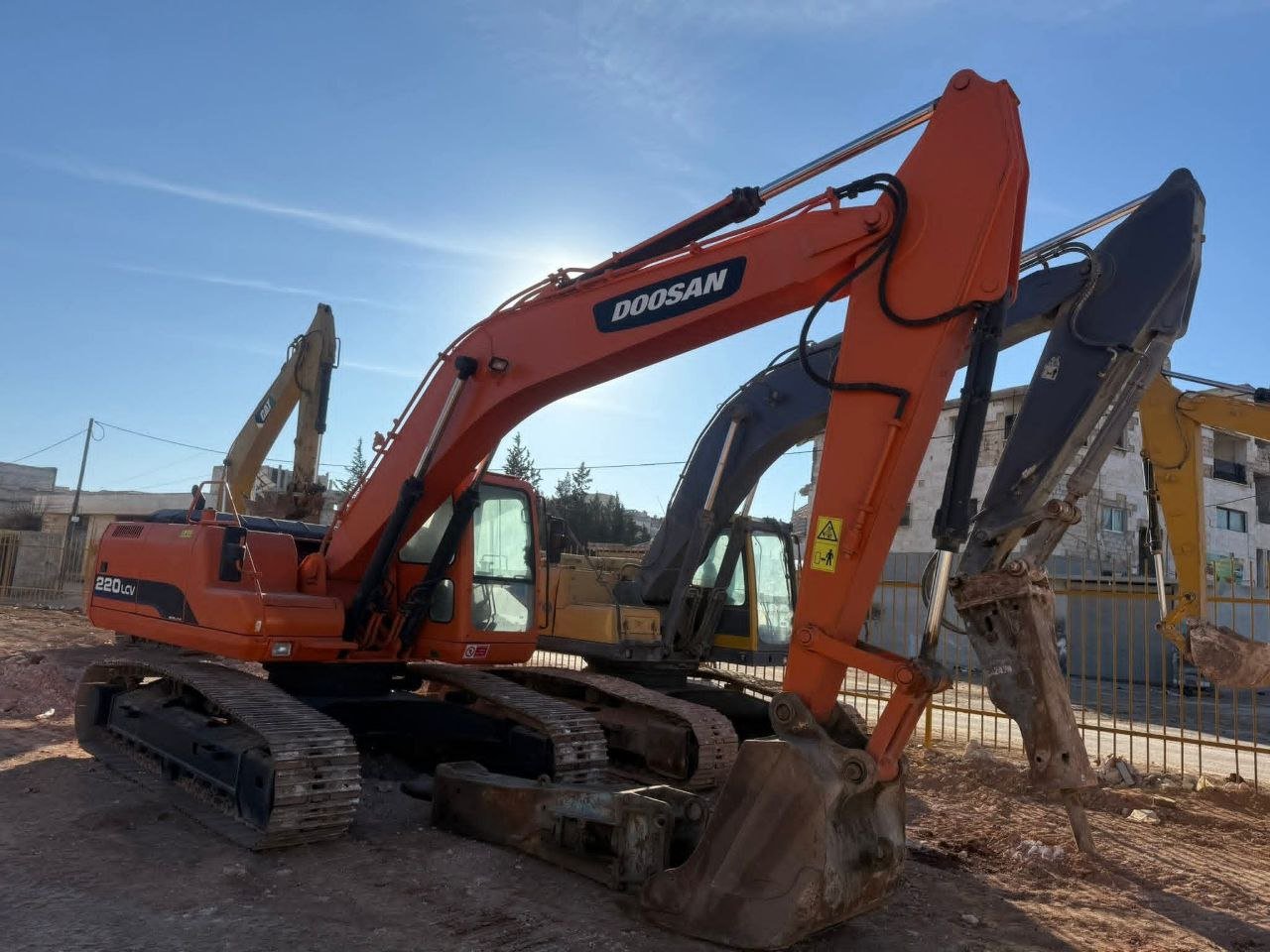 Doosan excavator for sale in Idlib, Doosan 220LCV model 2012 located in Idlib, the best site for selling trucks and heavy equipment in Syria