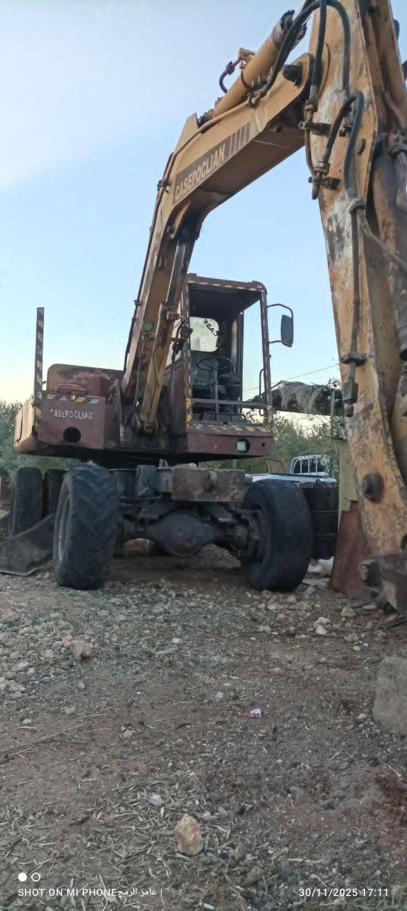 excavator for sale in Idlib, 75 poclain model 1982 located in Idlib, the best site for selling trucks and heavy equipment in Syria