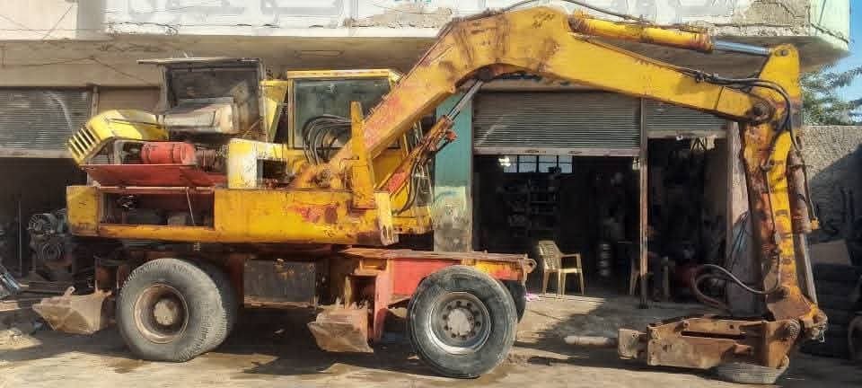 excavator for sale in Idlib, 75 poclain model 1982 located in Idlib, the best site for selling trucks and heavy equipment in Syria