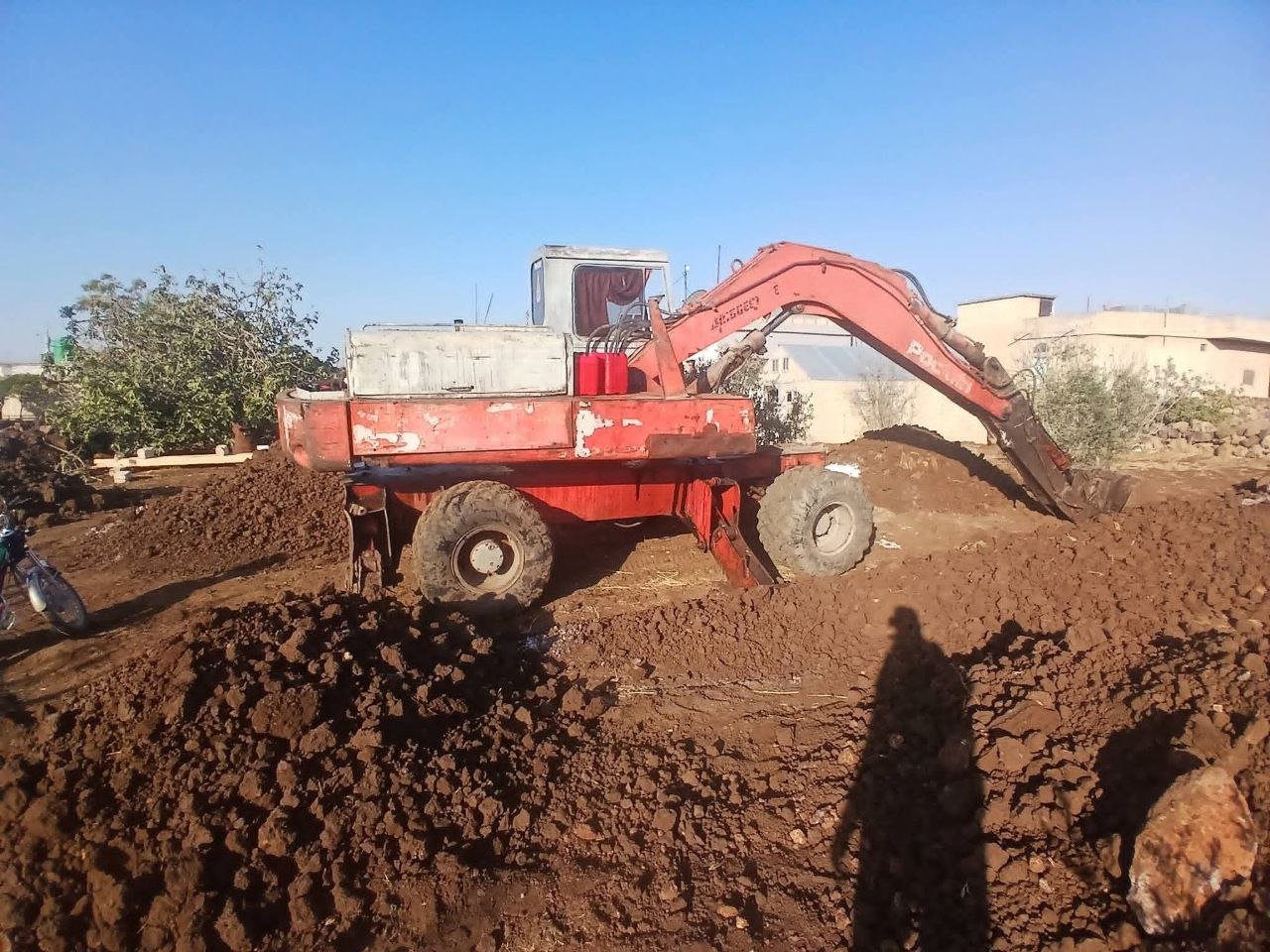poclain excavator for sale in Idlib, 90 poclain, model 1982, located in Idlib. The best site for selling trucks and heavy equipment in Syria.
