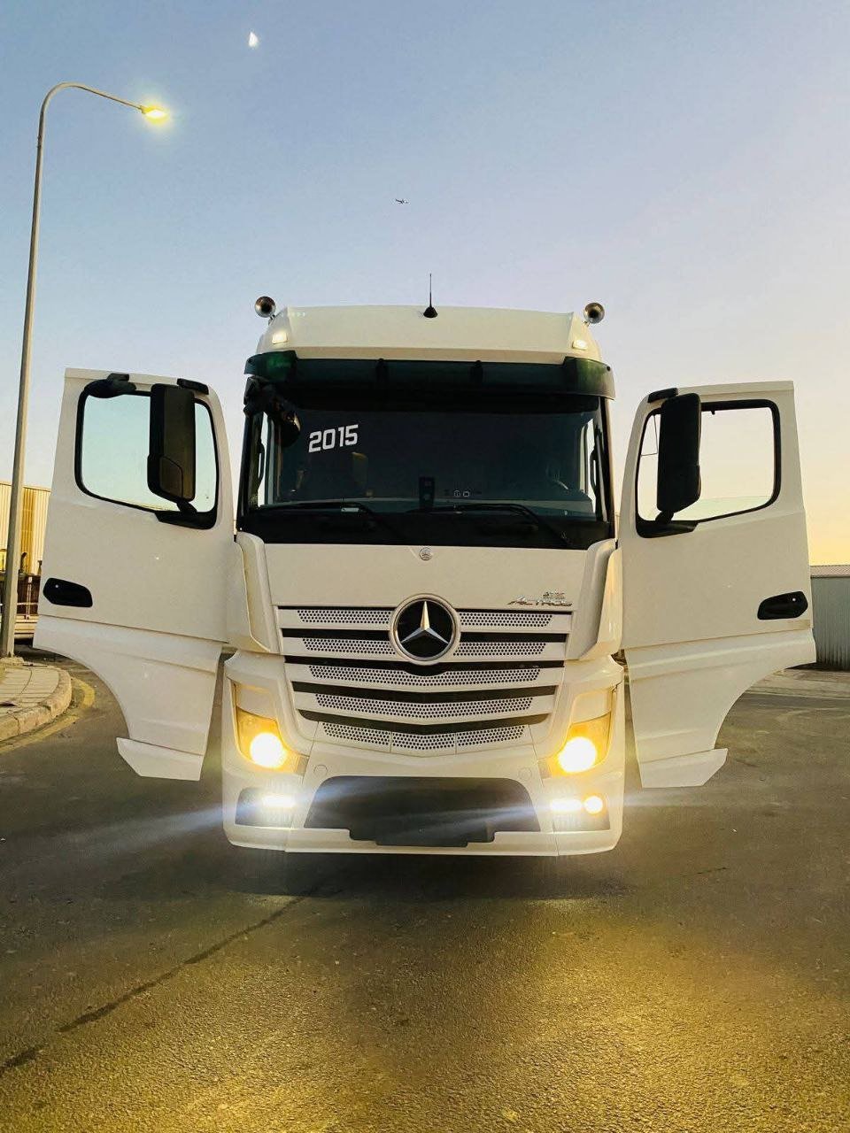 Mercedes truck head for sale in Damascus, Mercedes 1845 model 2015, located in Damascus. The best site for selling trucks and heavy equipment in Syria.