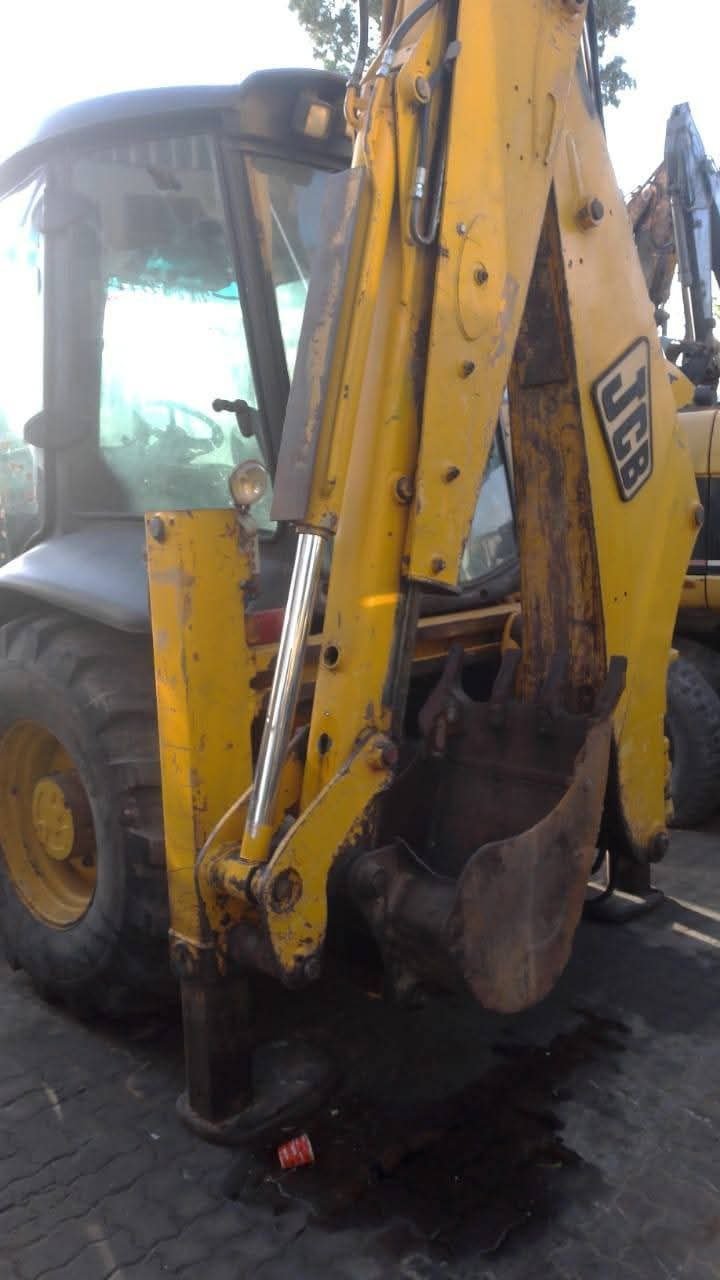 JCB loader for sale in Damascus, JCB 240 model 2004 available in Damascus, the best site for selling trucks and heavy equipment in Syria