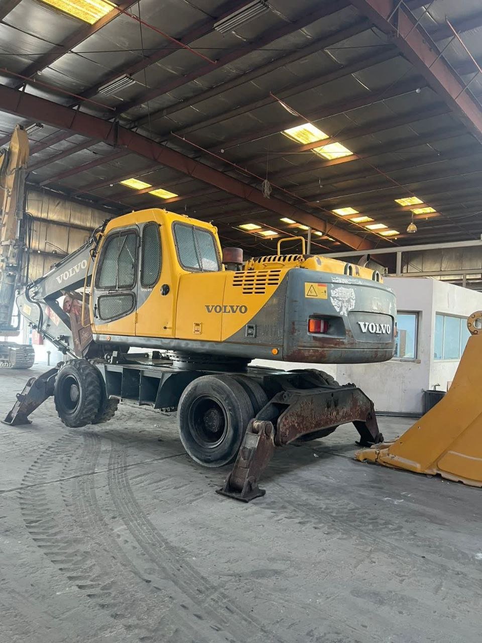 Volvo excavator for sale in Idlib, Volvo 170 model 2001 located in Idlib, the best site for selling trucks and heavy equipment in Syria