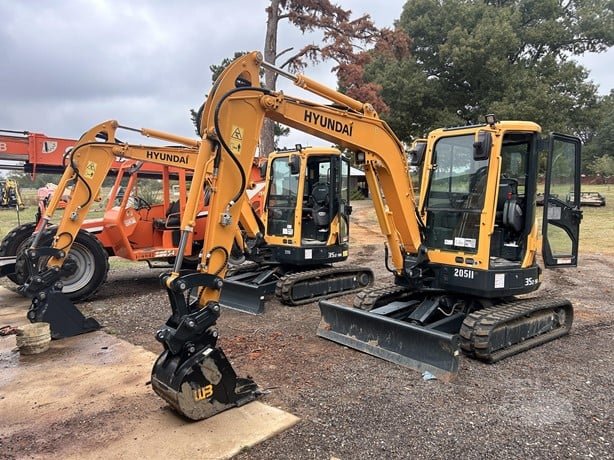 HYUNDAI excavator for sale in Homs, HYUNDAI 35Z-9A, 2020 model, located in Homs, the best site for selling trucks and heavy equipment in Syria