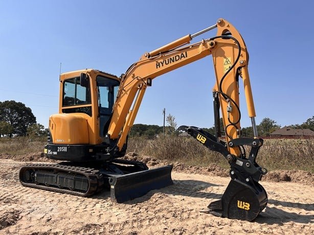 HYUNDAI excavator for sale in Homs, HYUNDAI 35Z-9A, 2020 model, located in Homs, the best site for selling trucks and heavy equipment in Syria