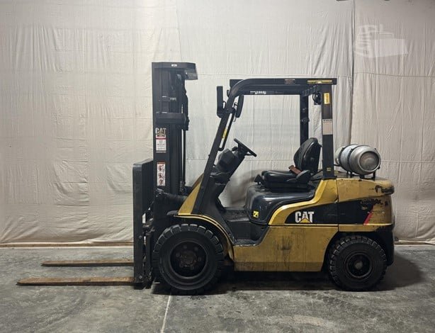 CATERPILLAR forklift for sale in Homs, CATERPILLAR GP33N model 2018, located in Homs, the best site for selling trucks and heavy equipment in Syria