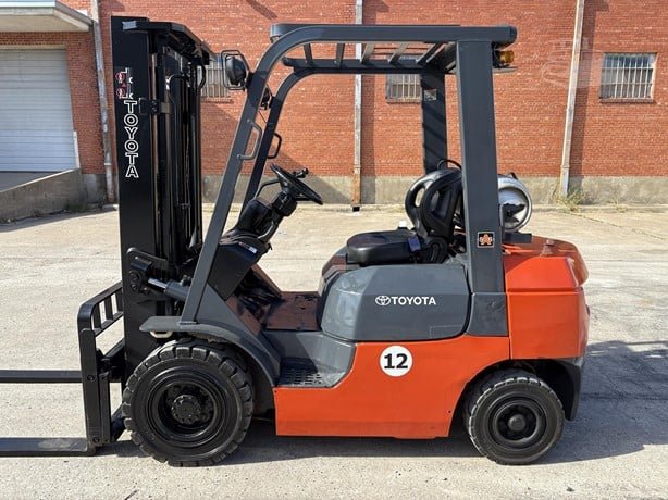 TOYOTA forklift for sale in Homs, TOYOTA 7FGU25, 2019 model, located in Homs. The best site for selling trucks and heavy equipment in Syria.