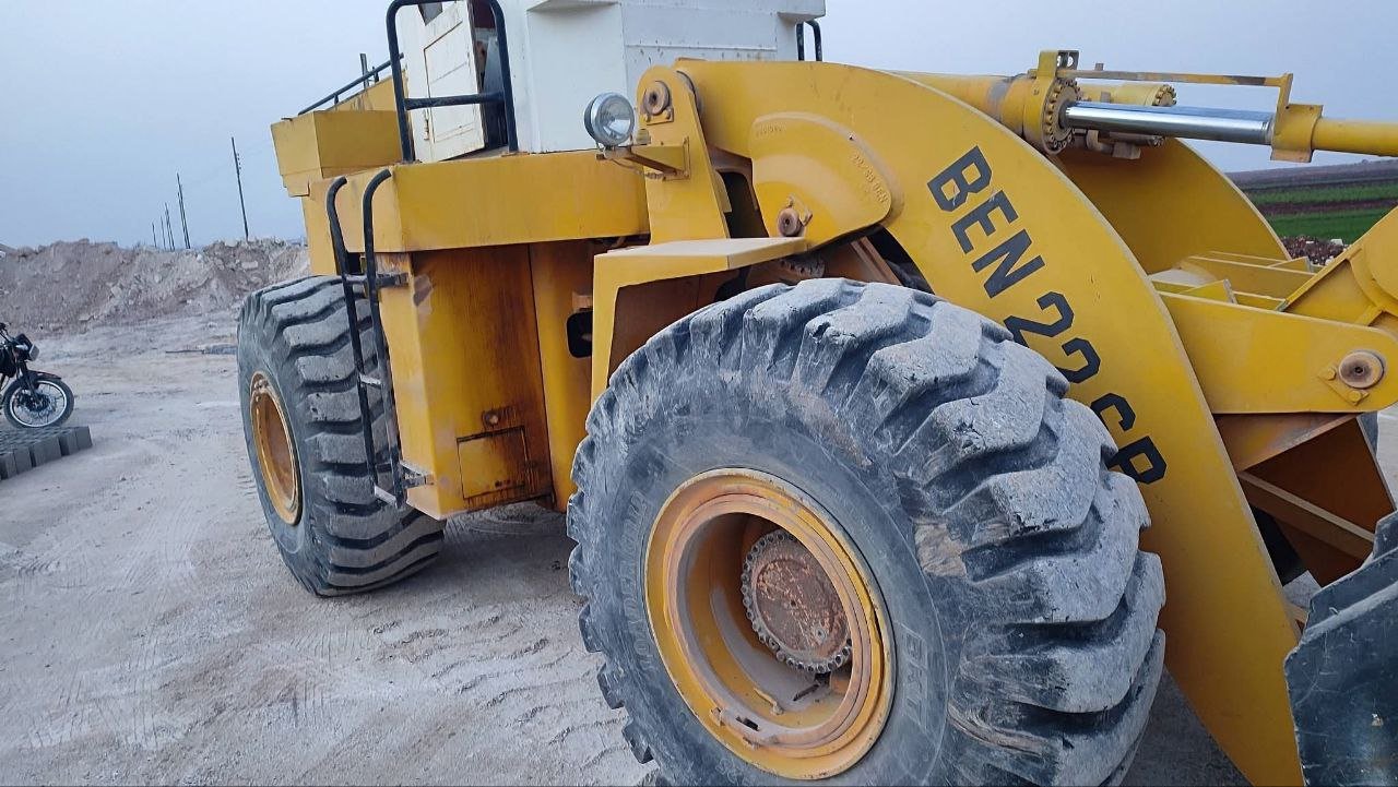 Loader for sale in Aleppo, model 22, year 2002, located in Aleppo, the best site for selling trucks and heavy equipment in Syria