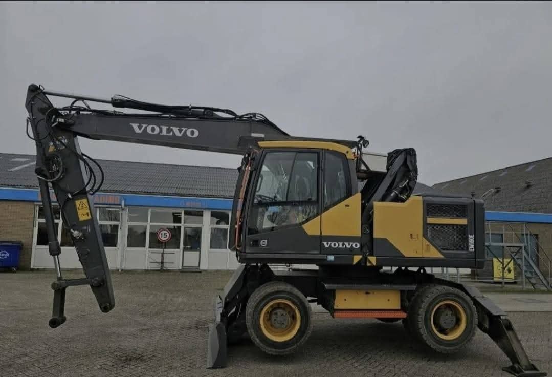 Volvo excavator for sale in Damascus, Volvo EW160E model 2016 available in Damascus, the best site for selling trucks and heavy equipment in Syria