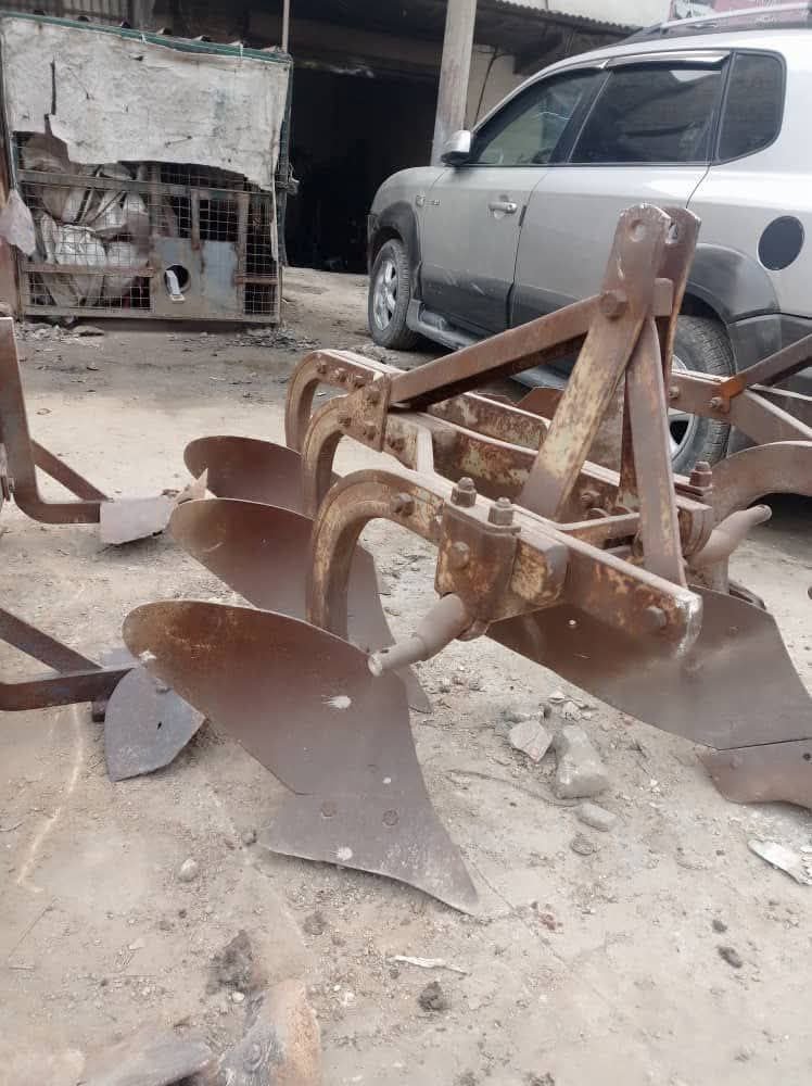 steer for sale in Damascus, three-blade skid steer, 2000 model, located in Damascus, the best site for selling trucks and heavy equipment in Syria