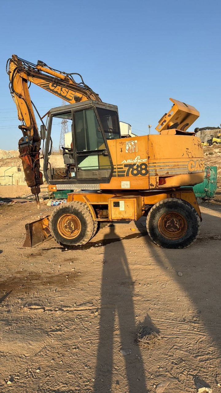 Case excavator for sale in Damascus, Case 788 model 1999, located in Damascus. The best site for selling trucks and heavy equipment in Syria.