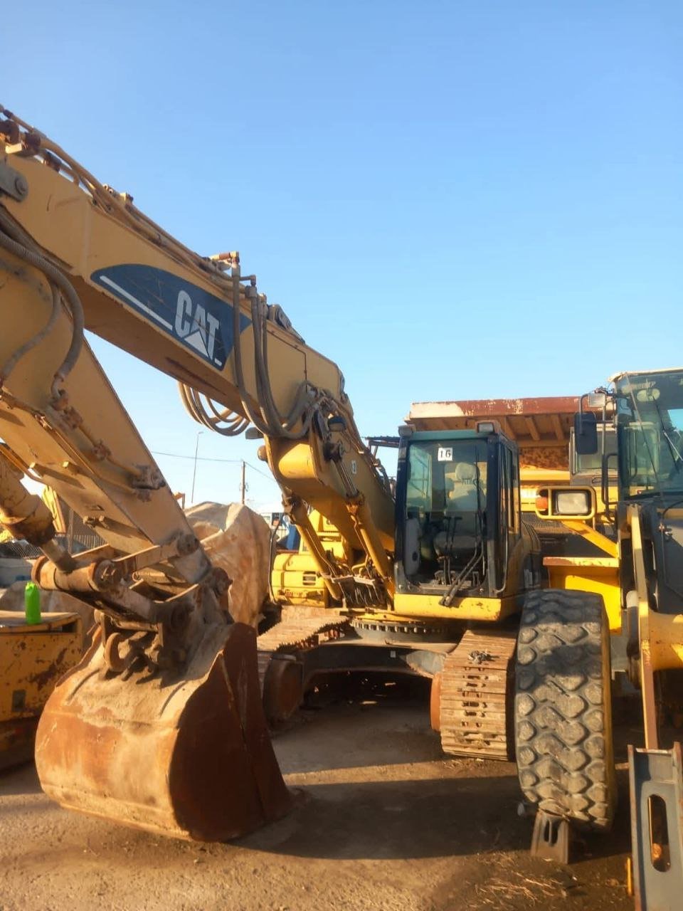 Caterpillar Excavator for sale in Damascus, Caterpillar 323 model 2006 imported from Jordan, the best site for selling trucks and heavy equipment in Syria